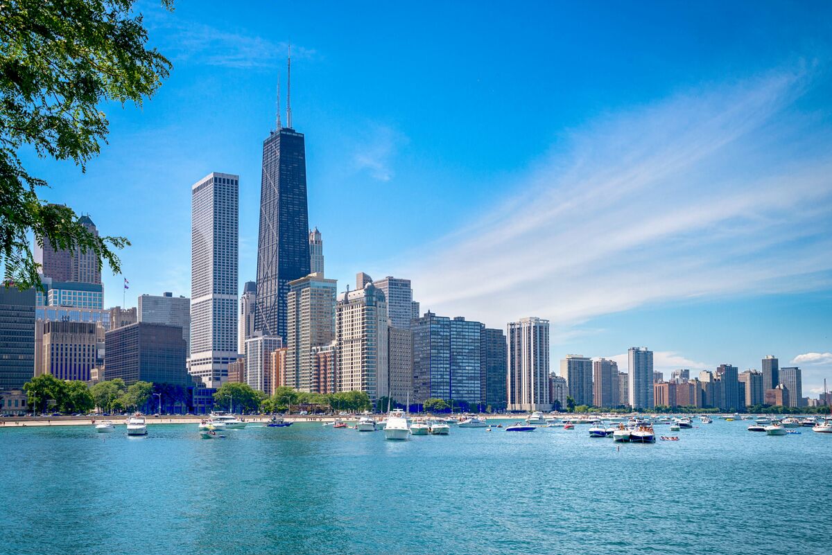 A photo of the Chicago skyline on a sunny day
